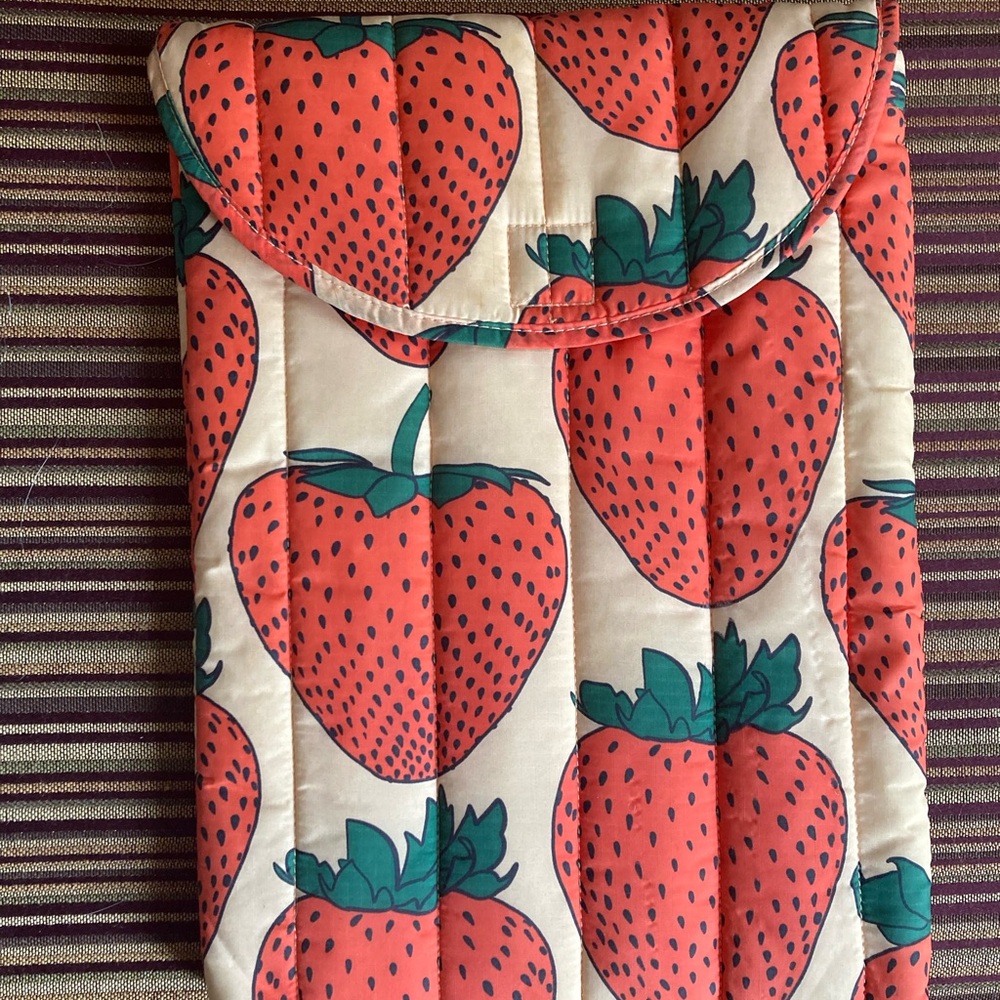 BAGGU Strawberry Print Laptop Case protective sleeve